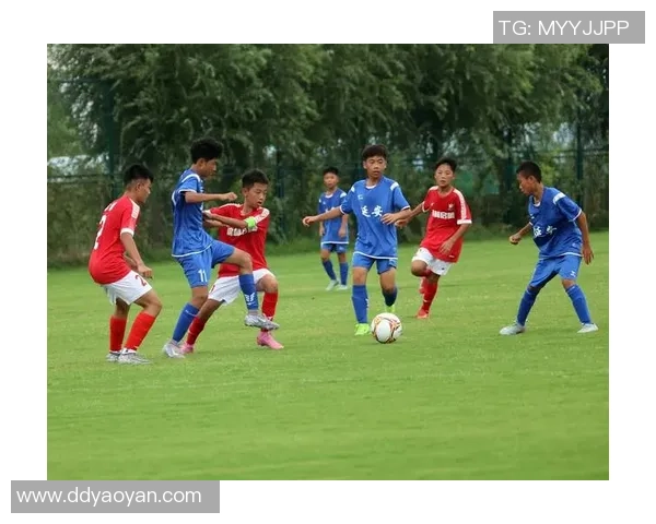 模仿足球巨星单挑技艺展现个人魅力激发团队竞技激情