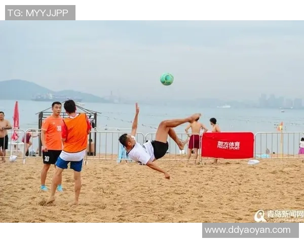 沙滩上的足球梦想：球星与自拍镜头中的运动激情与活力