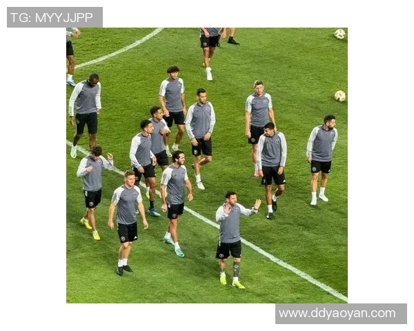 足球迷为何钟情于梅西之外的另一位球星 探讨其背后的原因与深层次影响